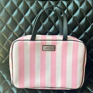VICTORIA'S SECRET
Travel Toiletry Bag ✈️🚢🚍